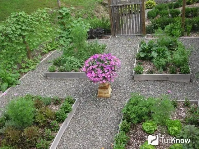 Letti fai-da-te in un giardino decorativo