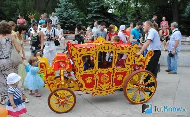 Pagdekorasyon ng isang andador sa anyo ng isang karwahe para sa isang stroller parade