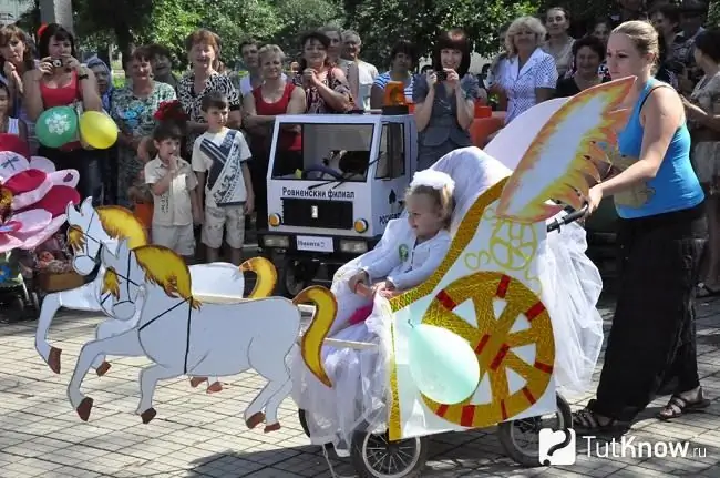 Decorar un cochecito en forma de carruaje para un desfile de cochecitos