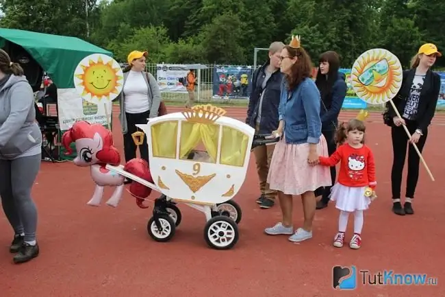 Pagdekorasyon ng isang andador sa anyo ng isang karwahe para sa isang stroller parade