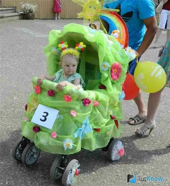 Nous décorons une poussette pour une fille de nos propres mains