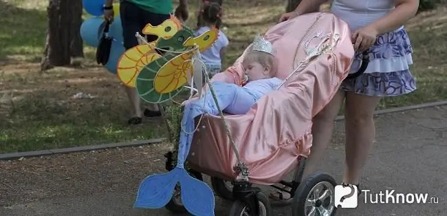 Nous décorons une poussette pour une fille de nos propres mains