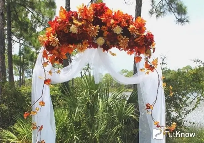 Fare un arco per un matrimonio autunnale