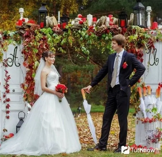 Pengantin baru di dekat lengkungan