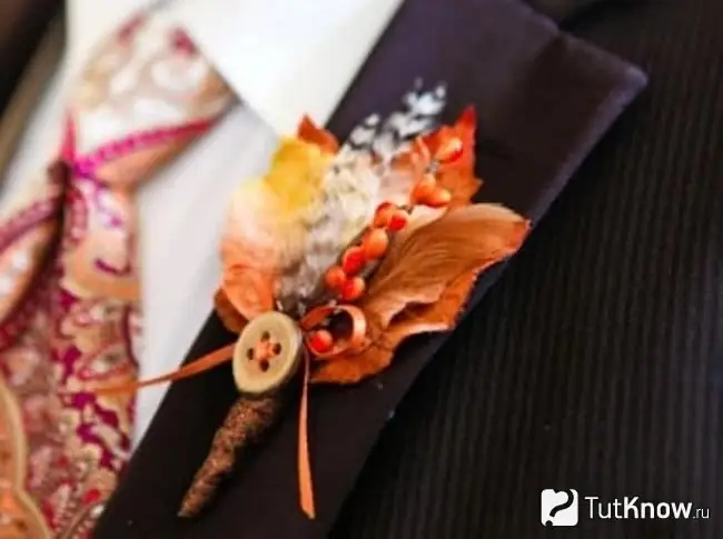 Fiore all'occhiello dello sposo per il matrimonio in stile autunnale