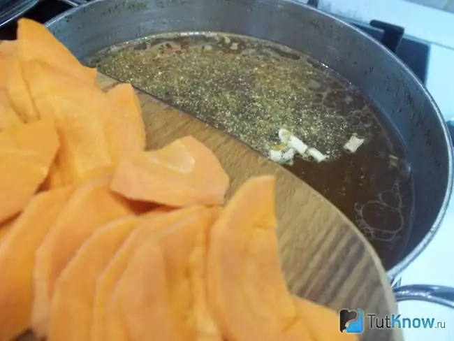 Cenouras são adicionadas ao caldo