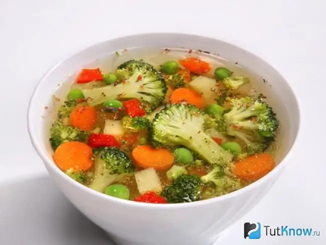 Skraal broccolisop met tamaties