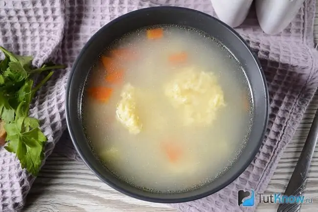 Suppe mit Käseknödel in Hühnerbrühe