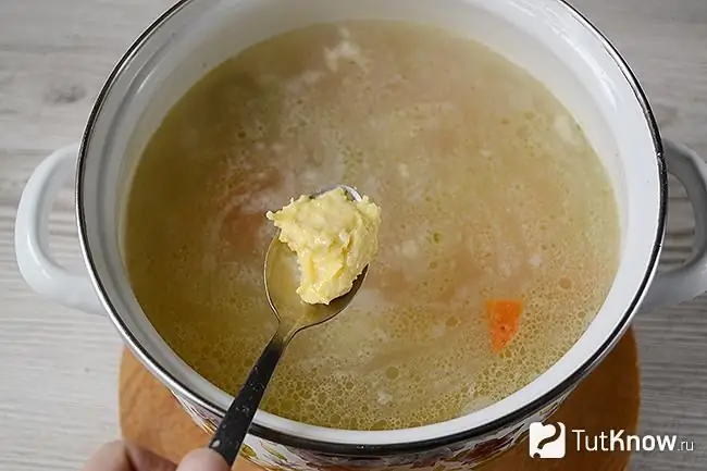 Käseknödel in die Suppe geben