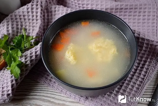 Fertigsuppe mit Käseknödel in Hühnerbrühe