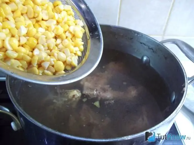 Peas washed and steamed in a casserole dish with duck and broiled