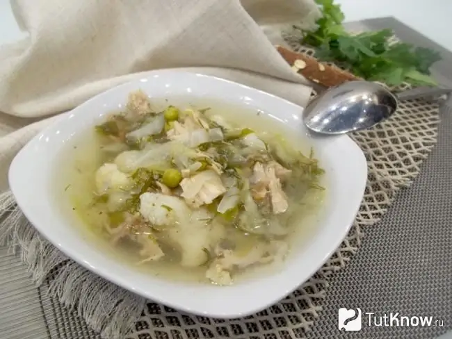 Soupe de poulet toute prête aux jeunes pois verts et chou