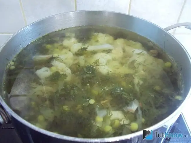 Soupe de poulet toute prête aux jeunes pois verts et chou