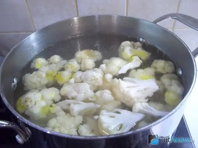 Le chou a été envoyé à la poêle pour cuisiner