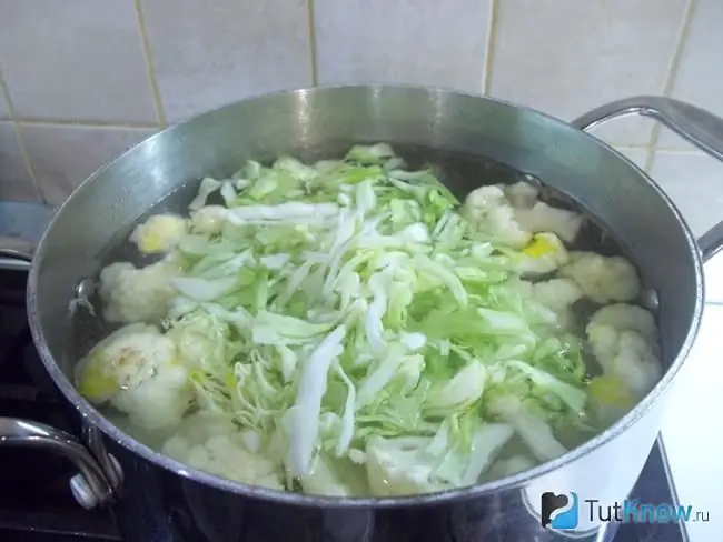 Le chou a été envoyé à la poêle pour cuisiner