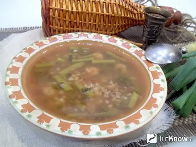 Sopa de blat sarraí preparada amb mandonguilles i espàrrecs