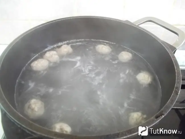 Boulettes de viande envoyées dans une casserole d'eau bouillante