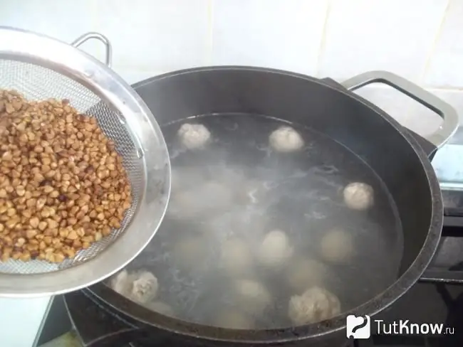 Sarrasin ajouté à une casserole d'eau bouillante