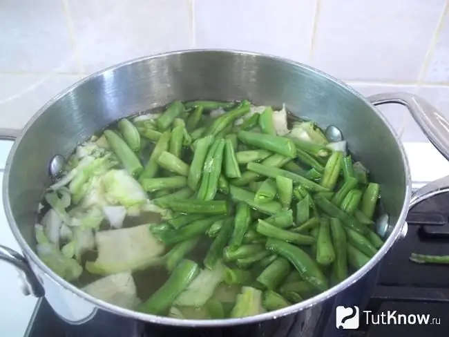 Asparagus is sent to the pan