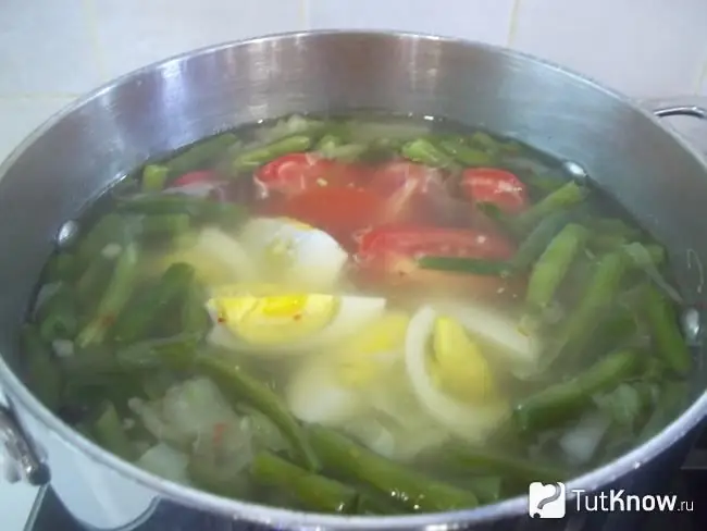 Telur ditambahkan ke dalam periuk