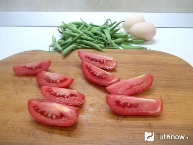 Tomatoes are cut into wedges