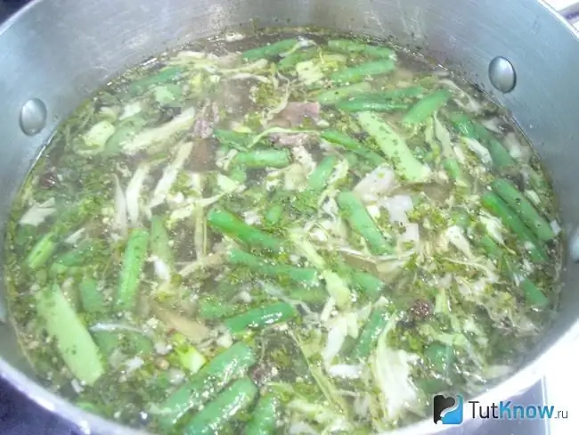 Zuppa pronta di pollo con cavolo cappuccio e asparagi