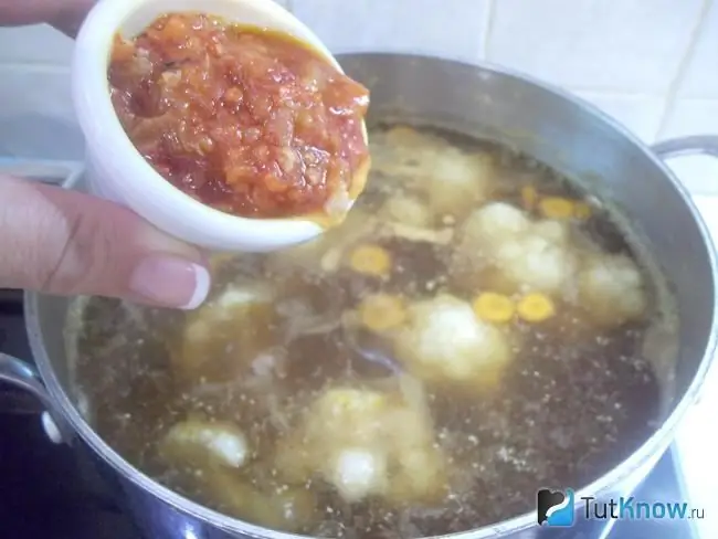 Tomate ajoutée à la soupe