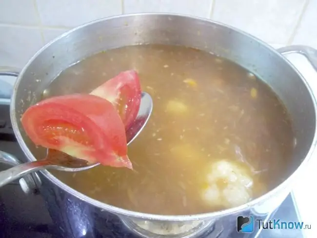 Tomates ajoutées à la soupe