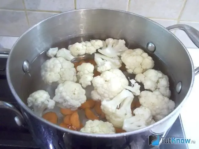 Cauliflower na may mga karot na natabunan ng tubig