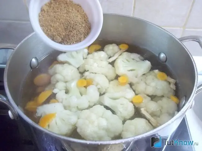 Vegetable spice added to the pan