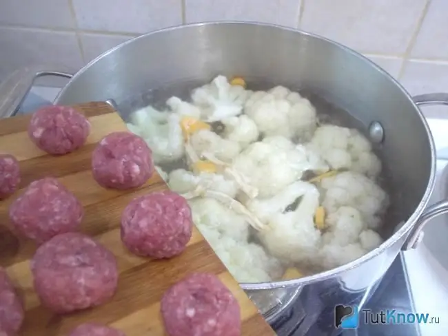 Boulettes de viande ajoutées à la soupe