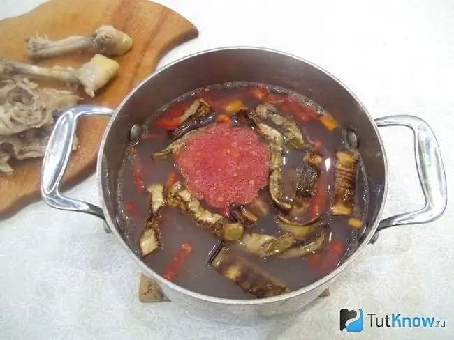 La tomate est ajoutée au bouillon