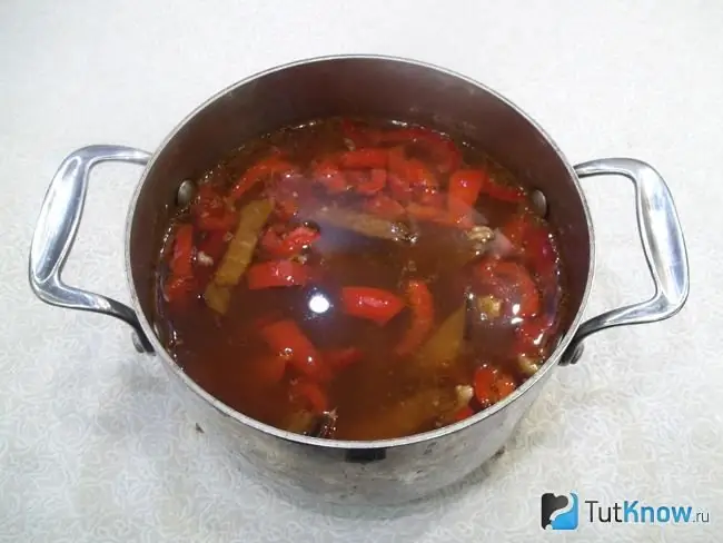 Soupe de légumes prête à l'emploi avec des estomacs de poulet en bouillon