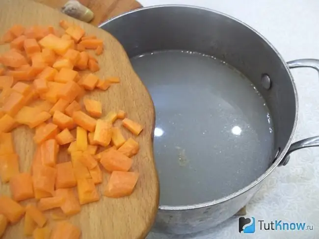 Les carottes sont ajoutées au bouillon