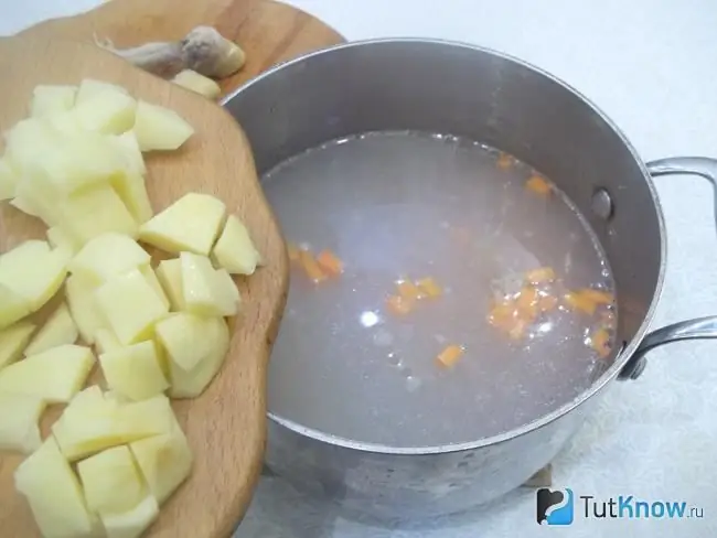 Les pommes de terre sont ajoutées au bouillon