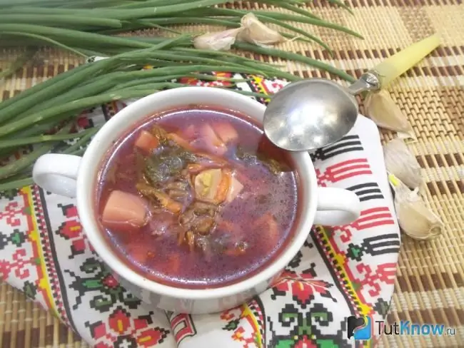 Färdig borsch med rödbetor och nässlor