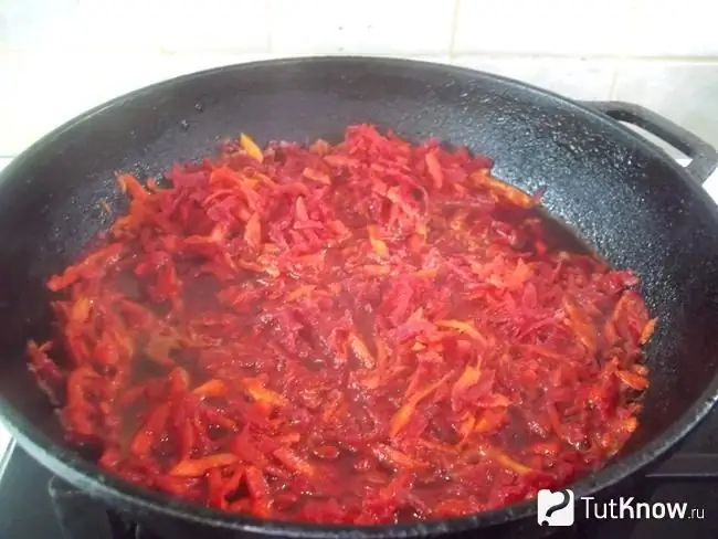 গাজর এবং beets stewed হয়