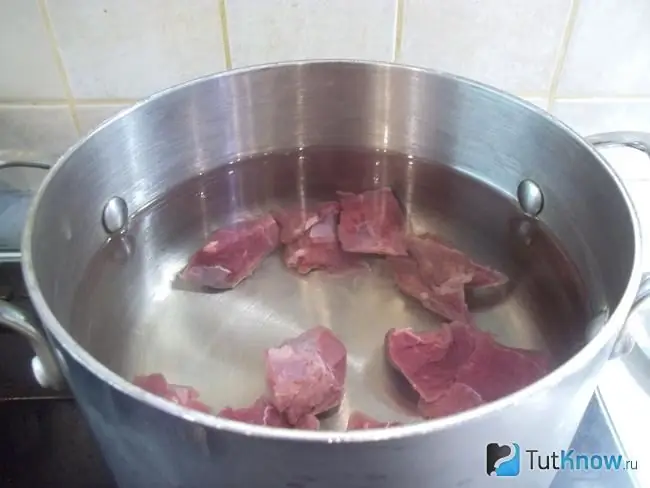 Nyama huwekwa kwenye sufuria na kujazwa maji