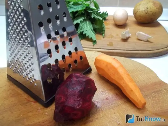 Grated carrots thiab beets