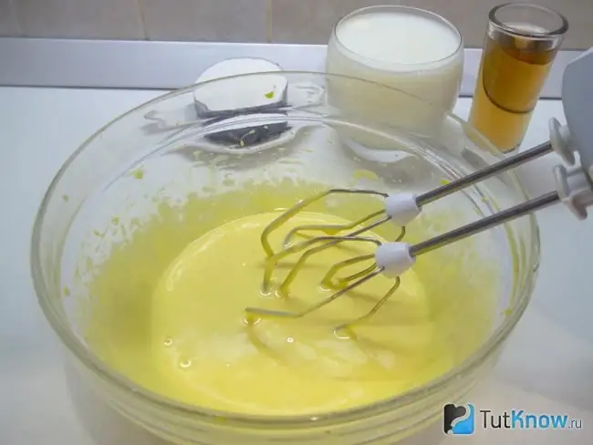 Kuning telur dikocok dengan mixer