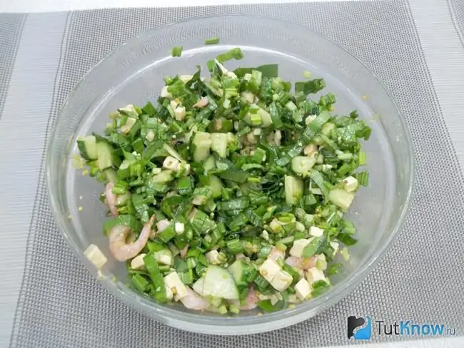 Handaang ginawang shrimp salad na may ligaw na bawang, mga pipino at keso