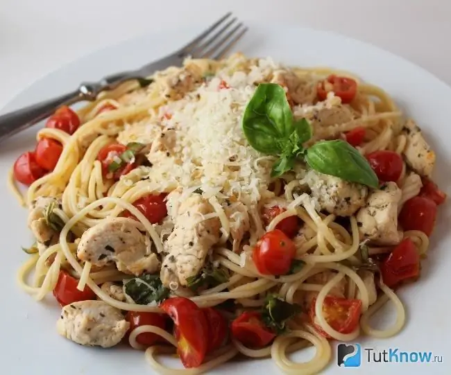 Pasta con pollo y tomates cherry