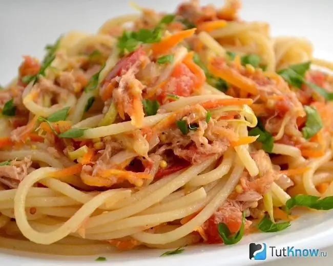 Pasta con atún y salsa de tomate