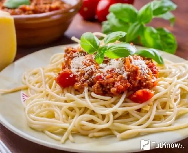 Pasta alla bolognese con carne macinata e pomodori