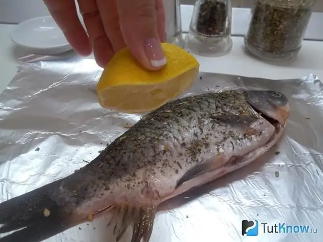 Carpa cruciana sazonada con jugo de limón