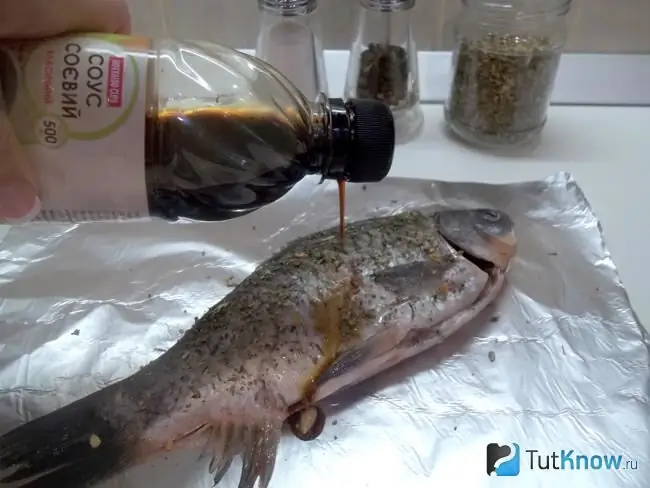 Ikan krucian dibumbui dengan kicap