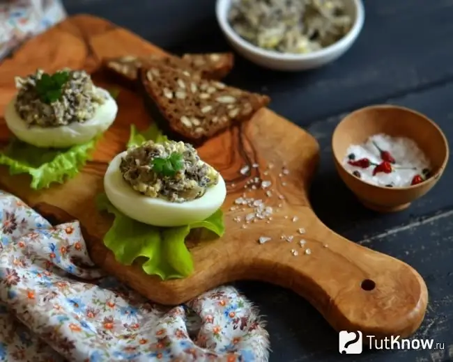 Gefüllte Eier mit Käse und Champignons