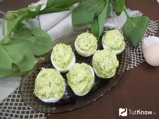 Huevos rellenos preparados con queso, espinacas y cilantro