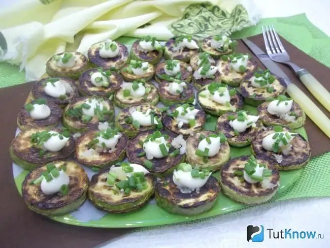 Calabacín frito preparado con ajo, cebolleta y mayonesa