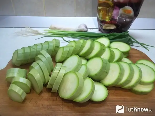 Zucchini üzüklərə kəsilir